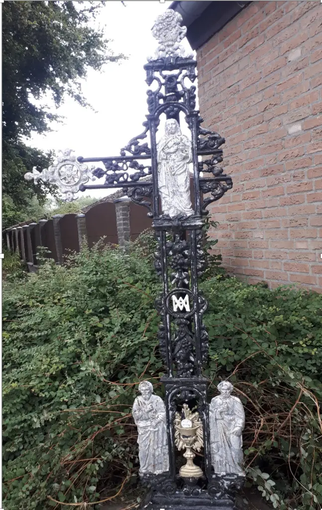 Deze afbeelding heeft een leeg alt-attribuut; de bestandsnaam is wegkruis-Greymanstraat-kapot-647x1024.png
